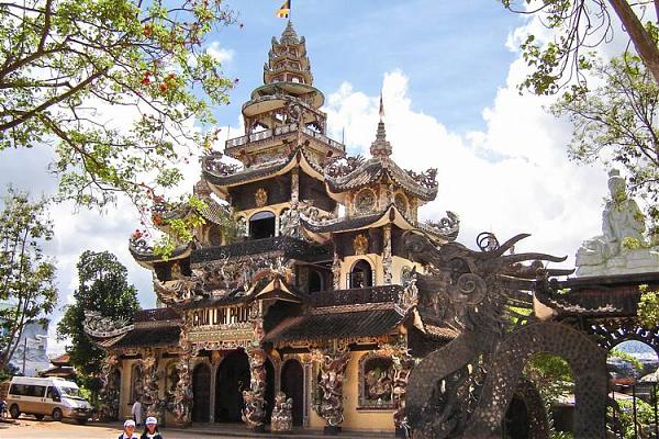 ve-may-bay-ha-noi-di-da-lat-chua-linh-phuoc